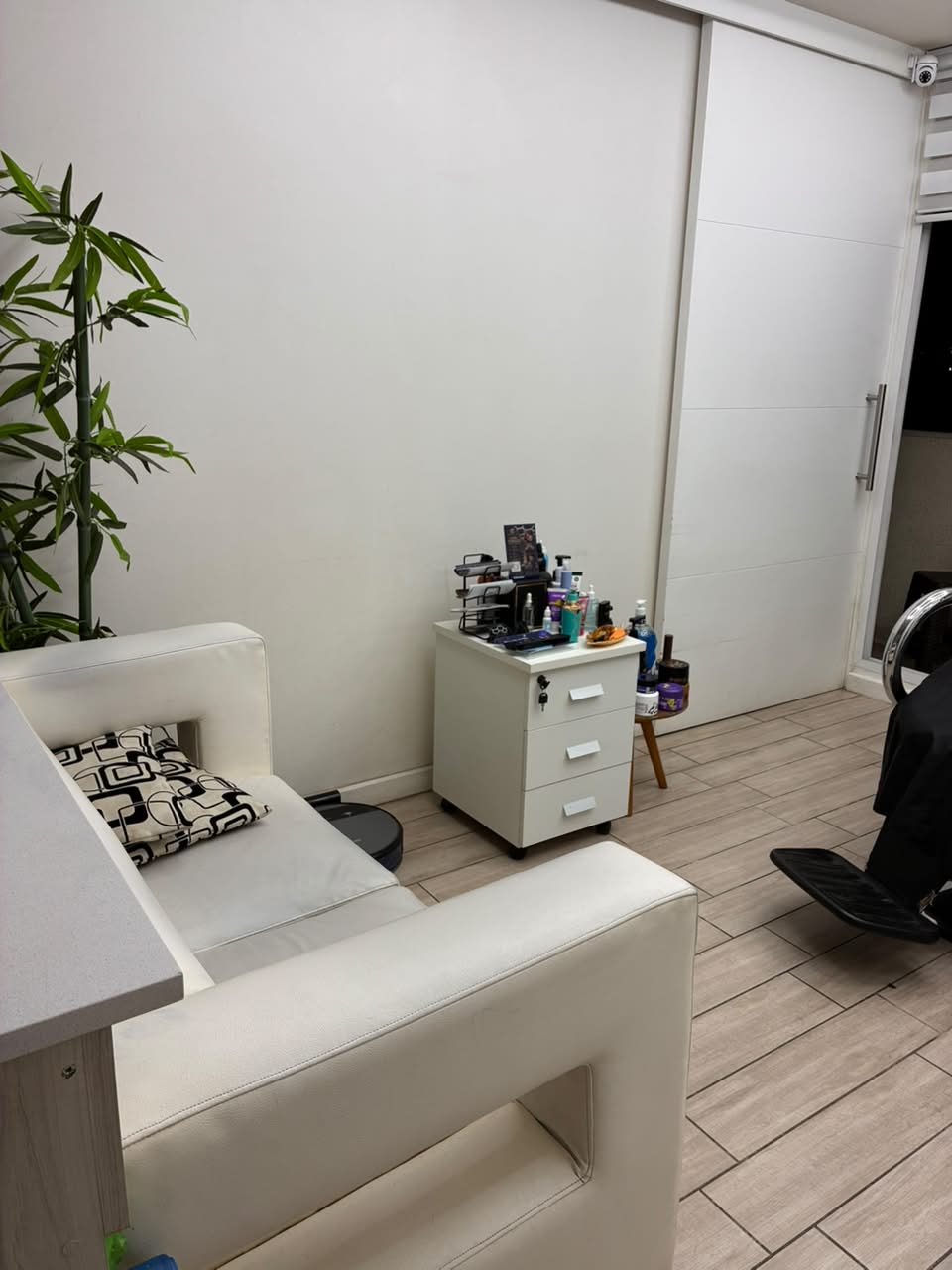 Rincón de descanso y detalles del interior de la barbería